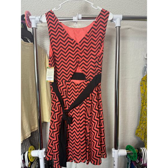 BN #25 NWT Klutch Size L Chevron Print Sleeveless Dress – Bold & Stylish - Picture 5 of 5